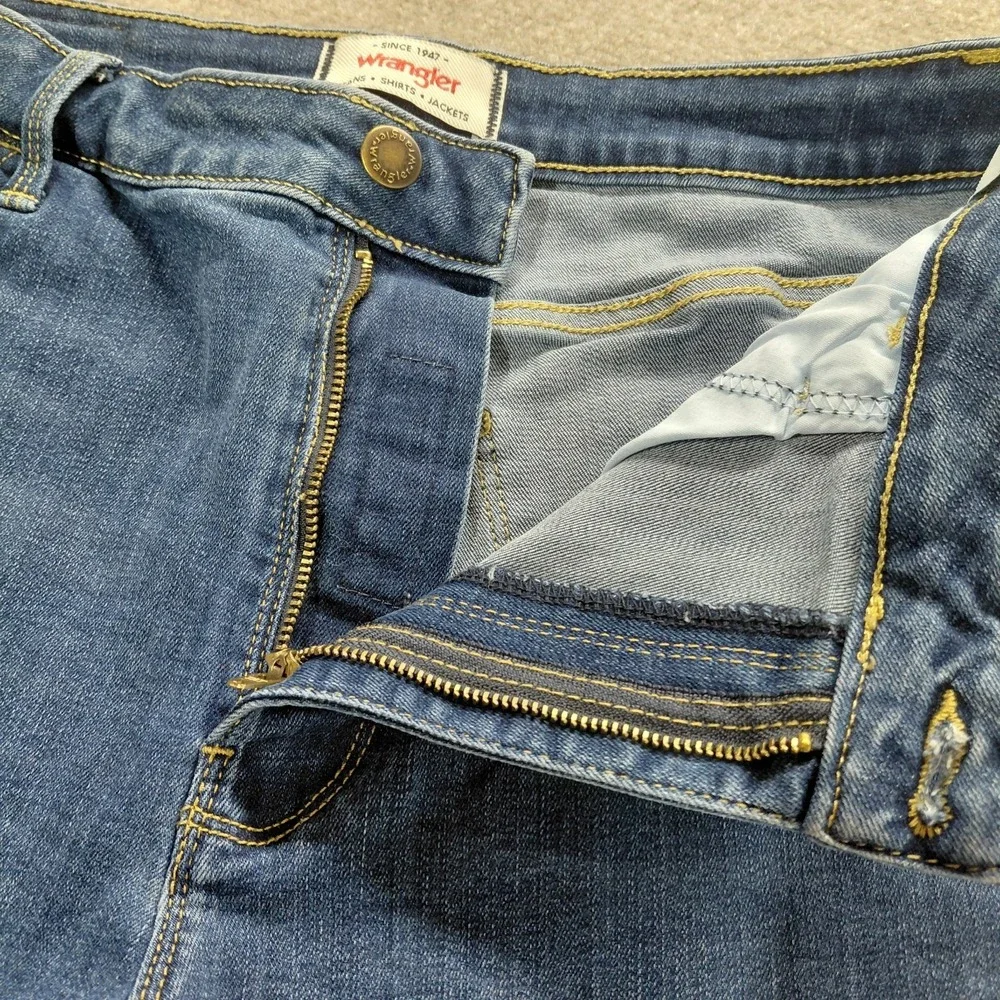 Wrangler Frayed Raw Hem Jean Shorts Size 34 Fits 30
